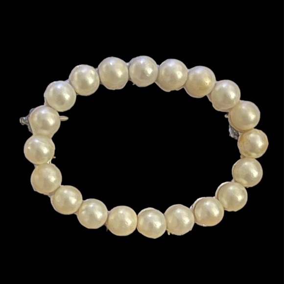 Oval faux white pearl silver tone metal pin brooch - Picture 5 of 6